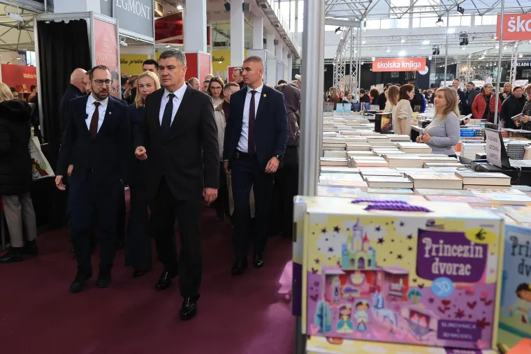 &quot;S velikom radošću vas pozdravljam na još jednom 46. međunarodnom sajmu knjiga Interliberu koji već desetljećima ispunjava svoju misiju promoviranja nakladništva, knjige, čitanja i znanja. Danas kada čitalački sadržaj postaje univerzalno dostupan putem novih medija klasična tiskana knjiga je zadržala svoj status te su sajmovi knjiga poput Interlibera i dalje vrlo cijenjeni i posjećeni&quot; izjavio je na otvorenju gradonačelnik grada Zagreba Tomislav Tomašević.