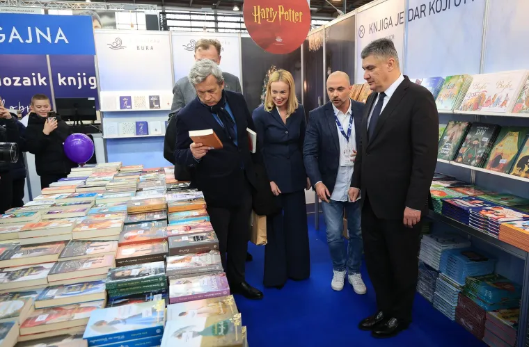 Mađarska će se svakodnevno predstavljati i na Interliberovoj glazbenoj pozornici gdje će se naći i tradicionalna glazba, crossover folklorna glazba, dječje pjesme, operete i mađarske pjesme pjevane na hrvatskom jeziku. Mađarska gastronomija svjetski je poznata, stoga prisutnost Mađarske ne može biti potpuna bez gastronomskog &scaron;tanda na sajmu gdje su posjetitelji dobrodo&scaron;li kupiti i ku&scaron;ati specijalitete ove zemlje.