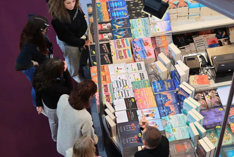 Interliber, uz bogatu ponudu knjiga, veliku pažnju pridaje i popratnom programu događanja, koji redovno privlači brojne posjetitelje. Paneli, radionice, predavanja i susreti s autorima važan su dio ovog sajma jer stvaraju interaktivnu atmosferu koja doprinosi kulturnoj razmjeni i razvoju čitateljske zajednice. Popratni program je idealna platforma za diskusiju o aktualnim književnim temama i promociju znanosti.