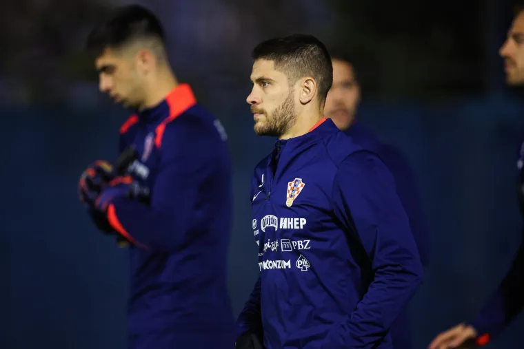 Modrić i ekipa navlačili tajice, rukavice i kape: Evo kojih je par najhrabrijih ostalo u kratkim hlačama