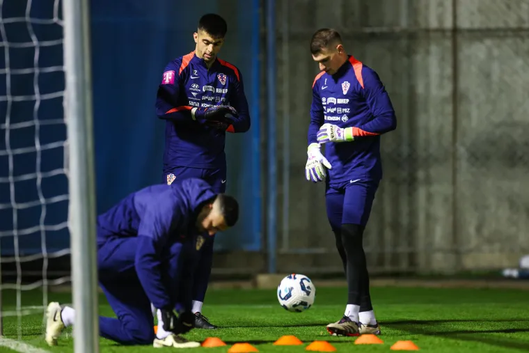 Modrić i ekipa navlačili tajice, rukavice i kape: Evo kojih je par najhrabrijih ostalo u kratkim hlačama