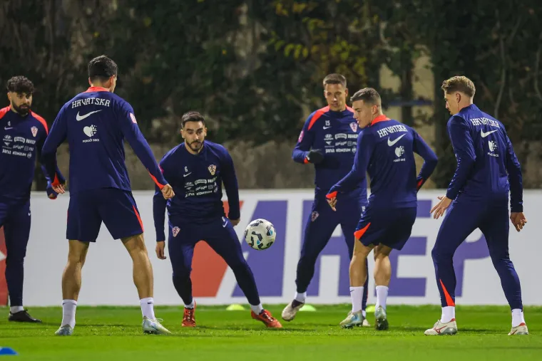 Modrić i ekipa navlačili tajice, rukavice i kape: Evo kojih je par najhrabrijih ostalo u kratkim hlačama