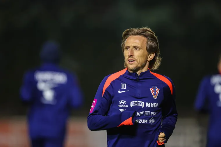 Modrić i ekipa navlačili tajice, rukavice i kape: Evo kojih je par najhrabrijih ostalo u kratkim hlačama