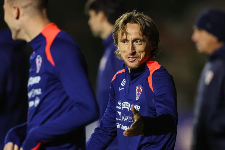 Modrić i ekipa navlačili tajice, rukavice i kape: Evo kojih je par najhrabrijih ostalo u kratkim hlačama