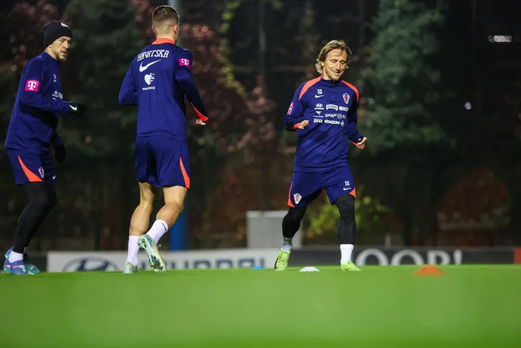 Modrić i ekipa navlačili tajice, rukavice i kape: Evo kojih je par najhrabrijih ostalo u kratkim hlačama