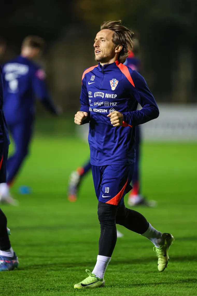 Modrić i ekipa navlačili tajice, rukavice i kape: Evo kojih je par najhrabrijih ostalo u kratkim hlačama