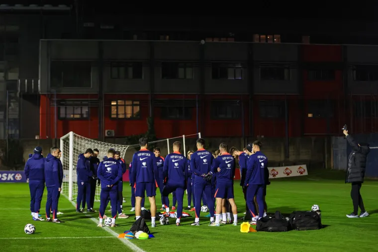 Modrić i ekipa navlačili tajice, rukavice i kape: Evo kojih je par najhrabrijih ostalo u kratkim hlačama