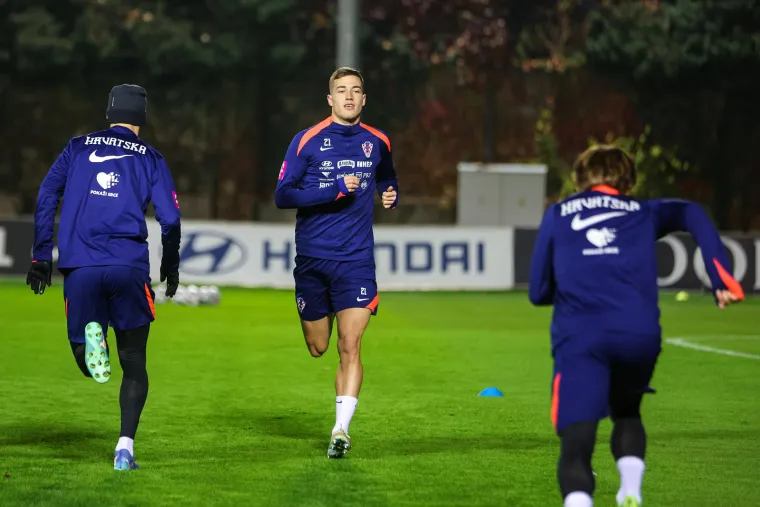 Modrić i ekipa navlačili tajice, rukavice i kape: Evo kojih je par najhrabrijih ostalo u kratkim hlačama