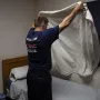 Ovdje Stipu možemo vidjeti kako radi krevet u svojoj vatrogasnoj postaji. 