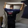 Stipe Miočić obavlja svakodnevne zadatke u vatrogasnoj postaji. 
