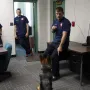 Stipe pokazuje vještine zapovjedanja prema psu, njemačkom ovčaru. 