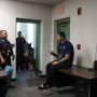 Stipe je popularan tip, svi se žele s njim družiti. Ovdje je u razgovoru s policajcem. 