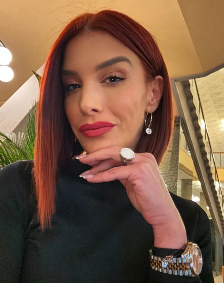 Uz to, Ana je autorica knjige &apos;&apos;100 lica jedno sjećanje,“ a nedavno je izbacila drugu knjigu &apos;O duši Plavog Kaputića&apos;. 