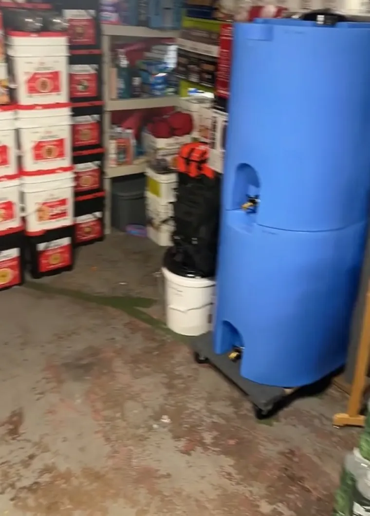 A nakrcao je sklonište poput hrčka, ispunio ga namirnicama do te mjere da nam se na prvu učinilo da gledamo kadrove iz nekog supermarketa.