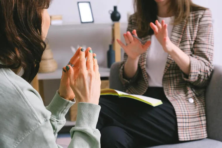 8. Upotreba mentalnih poremećaja za opisivanje normalne odbojnosti prema nečemu: Kada ljudi koriste stvarne poremećaje u žargonu da bi opisali što misle omalovažavaju ljude koji zapravo pate od nekih poremećaja.