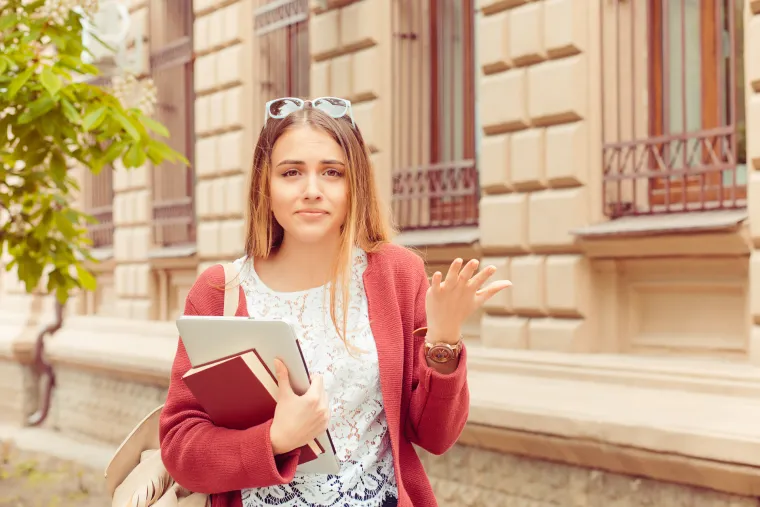 9. &quot;Izgledaš umorno.&quot;: Ovaj se izraz nikada ne smije koristiti. Iako možda pokušava pokazati razumijevanje osoba kojoj su riječi upućene osjeća se napadnutom. Osim toga ako netko i izgleda umorno, zašto bi to trebalo isticati?