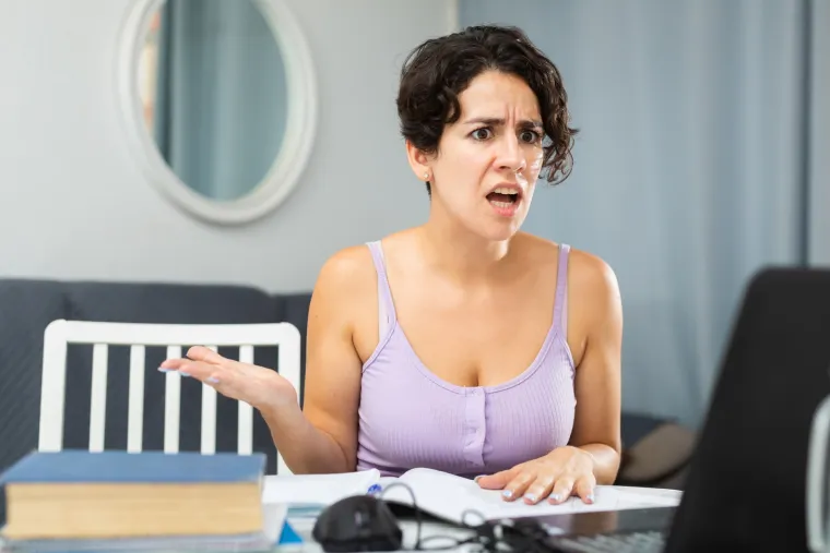 16. ''Nema drame.'': Ako drugoj osobi kažete "nema drame", to implicira da ste bolji u upravljanju emocijama od njih. U stvarnosti ovo bi moglo biti jako daleko od istine. Kori&scaron;tenje ove fraze može nekoga omalovažiti ili ostaviti dojam da želite biti superiorniji.