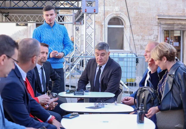 Predsjednik Zoran Milanović sudjelovao je na svečanoj sjednici Gradskog vijeća Grada Trogira povodom obilježavanja Dana Grada i zaštitnika Grada Svetog Ivana Trogirskog.