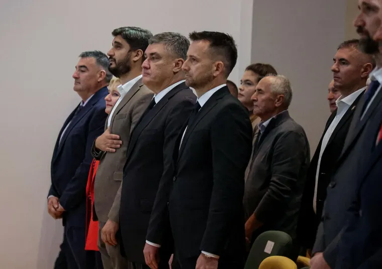 Milanović je u govoru na svečanoj sjednici poručio da u kompliciranim vremenima u kojima živimo svaka sredina treba brinuti o sebi, pa i Hrvatska koja treba zadržati ljudsku, inteligentnu lojalnost prema drugima, prema kojima je preuzela obveze, ali ne ići dalje od toga.