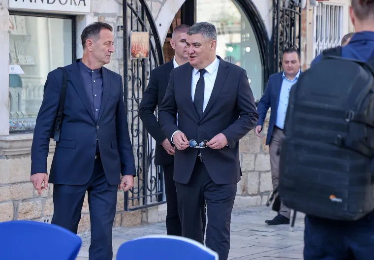 Što drži ovaj čovjek u ruci dok predsjednik Milanović pije kavu?