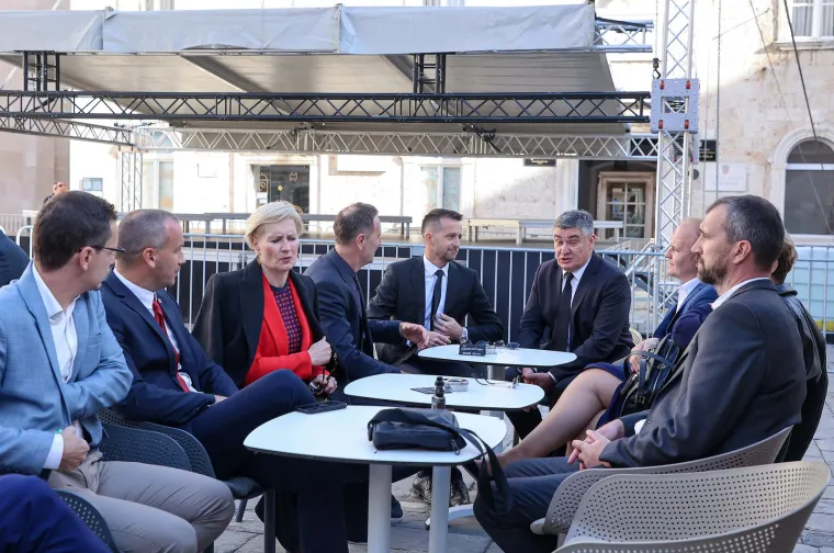 Što drži ovaj čovjek u ruci dok predsjednik Milanović pije kavu?
