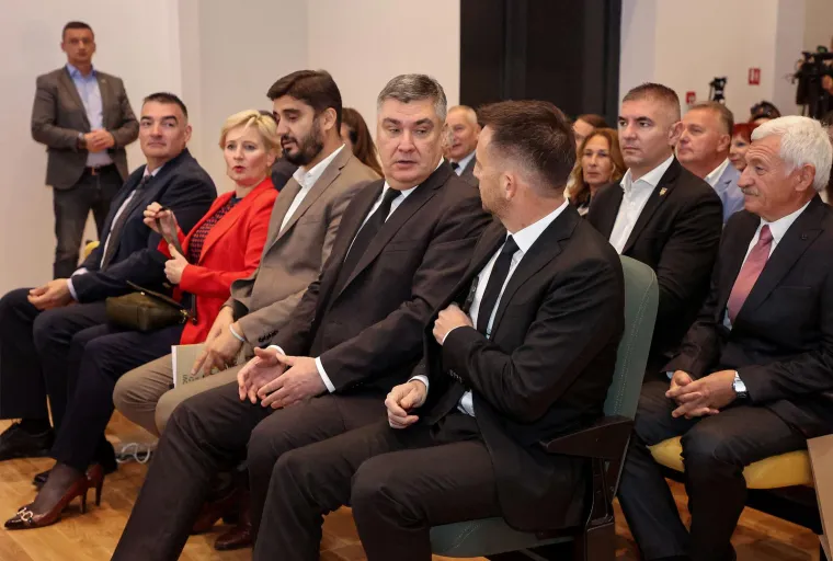 Što drži ovaj čovjek u ruci dok predsjednik Milanović pije kavu?