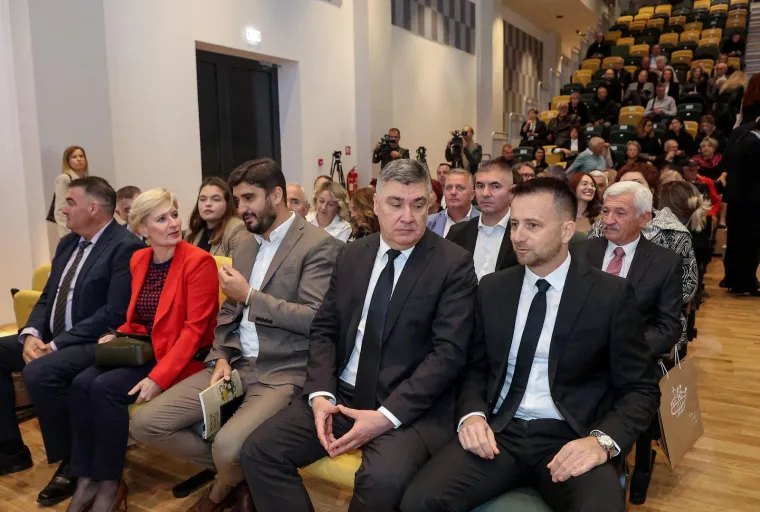 Što drži ovaj čovjek u ruci dok predsjednik Milanović pije kavu?