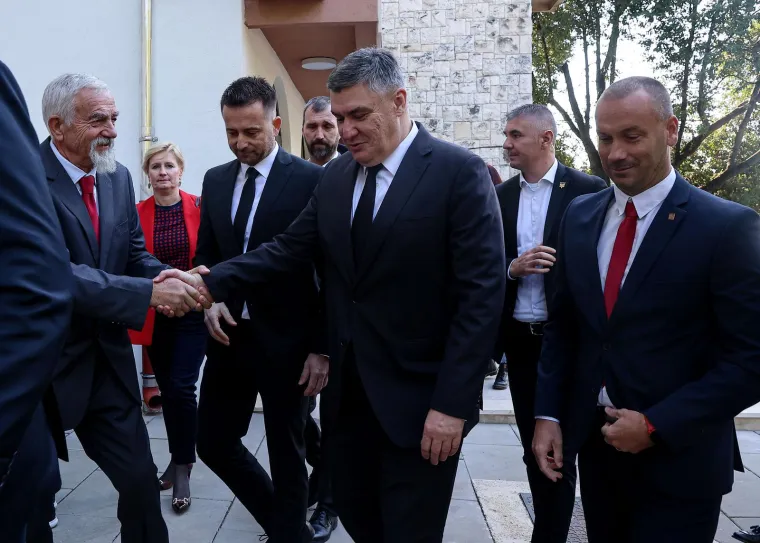 Što drži ovaj čovjek u ruci dok predsjednik Milanović pije kavu?