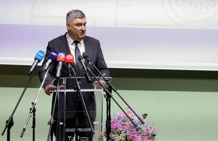 Što drži ovaj čovjek u ruci dok predsjednik Milanović pije kavu?
