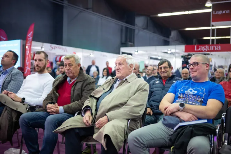 Ova knjiga je klupski podsjetnik karizmatične aktere i svu dramaturgiju koja je pratila Ćirinu družinu na putu do naslova prvaka 1982. godine.