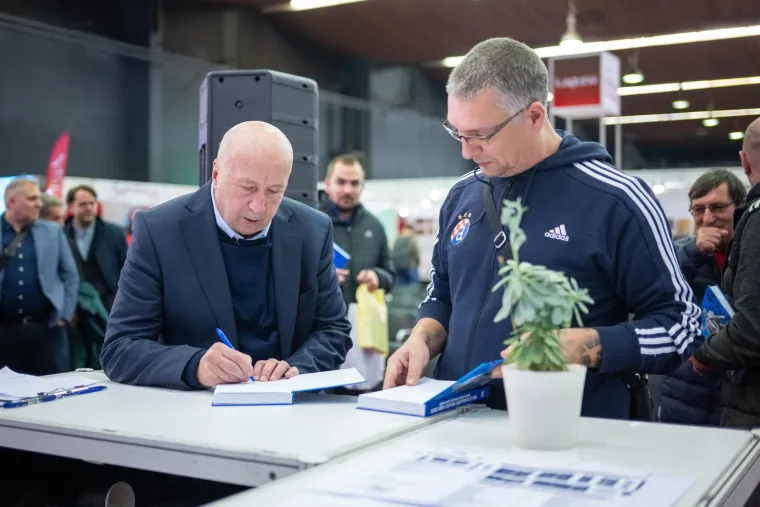 Posebnost knjige su brojna detaljna prisjećanja koja je pred kraj života podijelio sam &ldquo;mastermind&rdquo; cijele ove priče &ndash; nezaboravni Miroslav Ćiro Blažević. 