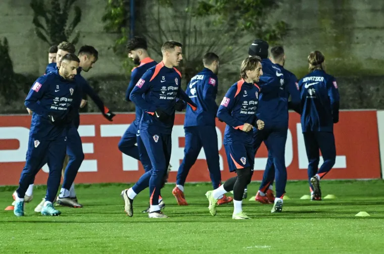 Samo je par najhrabrijih ostalo u kratkim hlačama. 