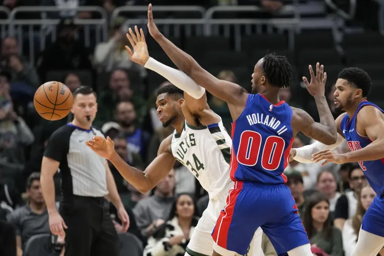Antetokounmpo je faulirao Rona Hollanda iz Detroita jednu sekundu do kraja regularnog dijela i rezultat je bio izjednačen na 111, ali je Holland promašio oba slobodna bacanja.