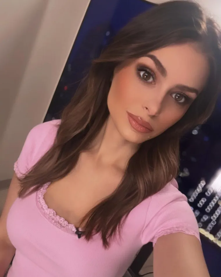 Pojavljivala se u Maximu, Harper&apos;s Bazaaru, Esquireu, Contrastu i L&apos;officielu, a u ranim fazama karijere često su je uspoređivali s Emily Ratajkowski.