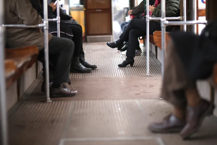 28. Lupkanje nogama - Stalno lupkanje i micanje nogama jako je neugodno za druge putnike. Nemojte to raditi!