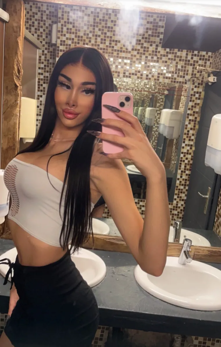 Vanyilla broji oko 10 000 pratitelja na TikToku, gdje zabavlja publiku svojim zanosnim oblinama, a aktivna je i na platformi OnlyFans.