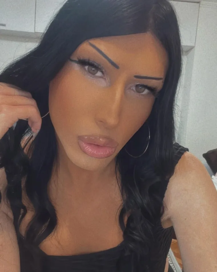 Poznata kao SupremeQueen, pravog imena Barbara Lin, influencerica je iz Sarajeva koja se nedavno oku&scaron;ala i u glazbenom showu Superstar na RTL-u. Zarađuje putem TikTok livea, a trenutno ima oko 100 tisuća pratitelja &scaron;to ju čini i jednom od najuspje&scaron;nijih transrodnih influencerica u regiji.