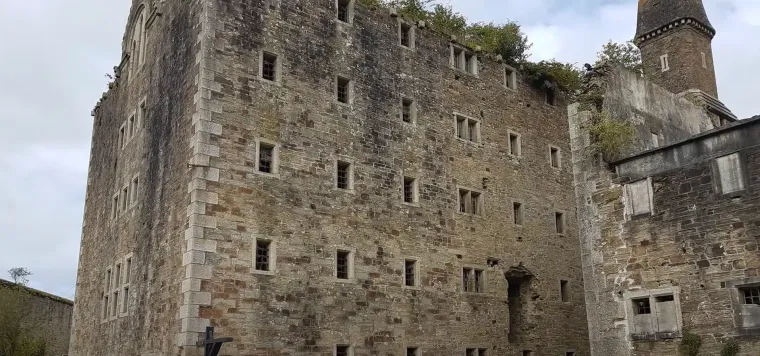 Nekadašnji zatvor Bodmin Gaol dizajnirao je Sir John Call , a izgradili su ga ratni zarobljenici 1779. godine. Radio je 150 godina, a bio je to prvi britanski zatvor koji je držao zatvorenike u pojedinačnim ćelijama.