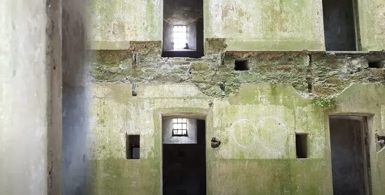 Zatvorenici su bili podvrgnuti strogom režimu koji je uključivao: prisilni rad na &quot;vječnom stubištu&quot;, potpunu izolaciju, strogu tišinu, minimalne obroke i spavanje na tvrdim drvenim krevetima.
