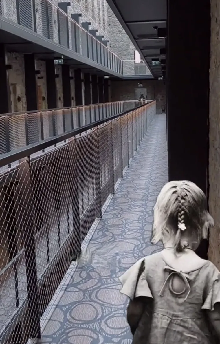 Prema riječima TikTokerice Sarah, koja je nedavno posjetila ovo mjesto, saznala je da ondje navodno obitava i duh djevojčice po imenu Harriet.