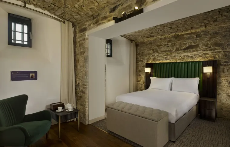 Ova opsežna renovacija, koja je trajala nekoliko godina, imala je za cilj očuvati povijesnu vrijednost zatvora uz istovremeno stvaranje modernog i luksuznog odredišta.