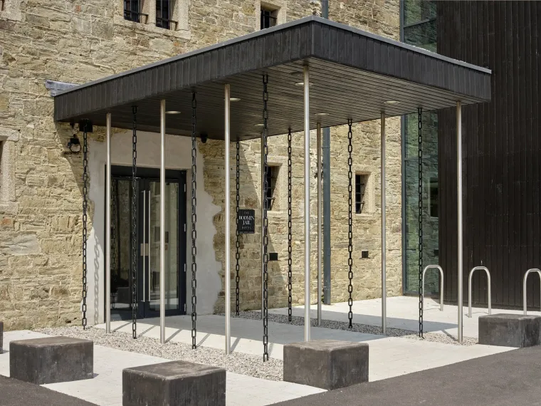 Timovi stručnjaka, uključujući arhitekte, povjesničare i konzervatore, pažljivo su radili na svakom detalju kako bi osigurali da se autentičnost zgrade sačuva, istovremeno je prilagodili suvremenim standardima udobnosti i luksuza.