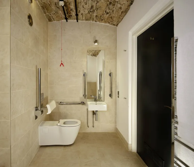 Hotel danas nudi luksuzno uređene sobe s povijesnim elementima, restoran s vrhunskom gastronomskom ponudom, spa centar, organizirane ture istraživanja paranormalnih aktivnosti, muzejski prostor posvećen povijesti zatvora.