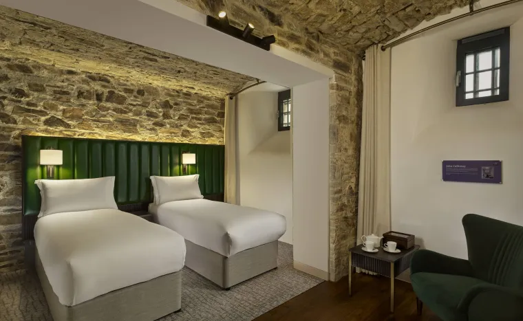 Originalni kameni zidovi, rešetke na prozorima i masivna vrata ćelija sada služe kao fascinantni dekorativni elementi koji pričaju priču o burnoj prošlosti ovog mjesta te pružaju udobnost i luksuz modernog hotela najviše kategorije.