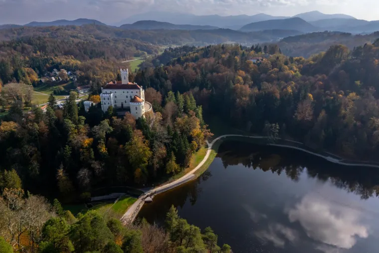 Dvorac Trakošćan jedan je od najatraktivnijih dvoraca u Hrvatskoj, nalazi se u Varaždinskoj županiji, 12 km sjeveroistočno od Krapine, 30 km jugozapadno od Varaždina.
