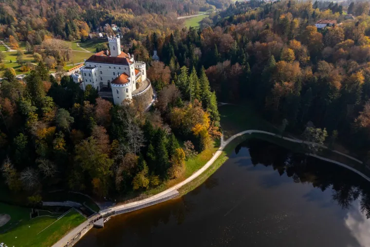Trakošćansko jezero umjetno je jezero, uz koje se nalazi pomno oblikovani pejzažni park, s uređenim livadama, raznovrsnim cvijećem i grmljem te čini skladnu hortikularnu cjelinu.