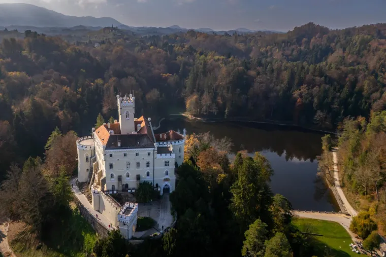 Jezero je dugo oko kilometar i pol, čija površina iznosi oko 17 hektara, a dubina oko 2,5 metra. Voda se ljeti ugrije i do 22 stupnja. U zimi se površina jezera zaleđuje i led na njoj ostaje oko tri mjeseca. 