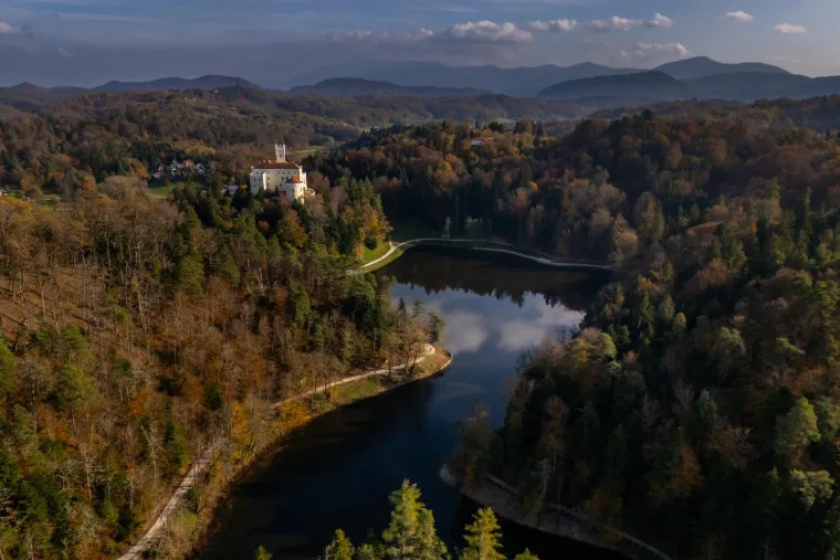 Uz samo jezero uređene su pješačke staze, koje taj prostor pretvaraju u jedinstveno šetalište. No jezero nema samo estetsku ulogu, već se u njemu prije nalazio ribnjak, potom mlin i pilana. 