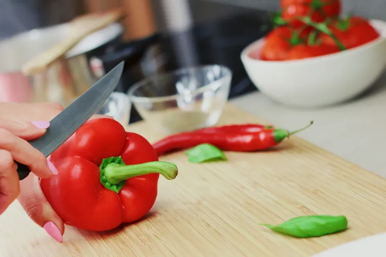 6. Paprike: Ovo je povrće vrlo niskokalorično. Na 100 grama paprika sadrži svega 39 kalorija. Bogate su vitaminima, mineralima i antioksidansima. 