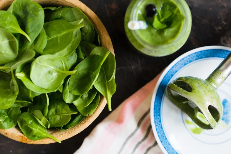 10. Špinat: Na 100 grama špinat sadrži svega oko 23 kalorije, a ima vrlo visok udio vitamina K i vitamina A. Osim toga sadrži visok udio proteina u usporedbi s drugim lisnatim povrćem. 